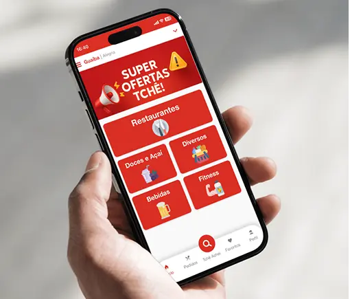 Mão segurando smartphone com o app Tchê Delivery aberto
